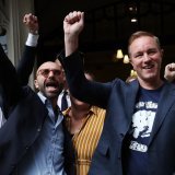 Les deux traders célébrant le verdict devant la Cour Suprême du Royaume-Uni, à Londres. (archive) KEYSTONE/EPA/ANDY RAIN